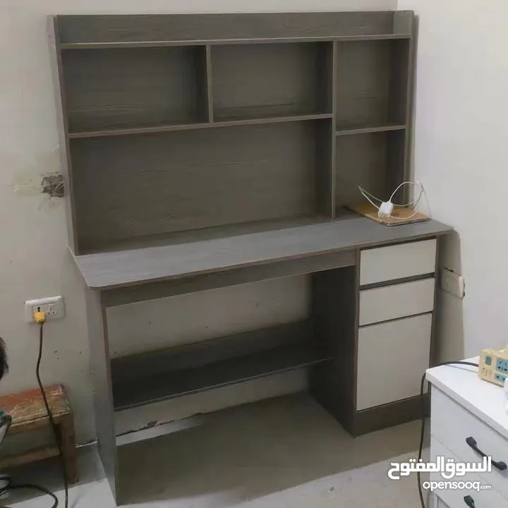 مكتب دراسي أنيق وعملي