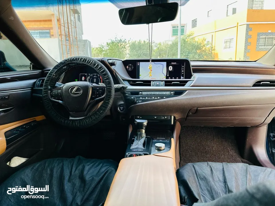 لكزس ES300 2019 ألترا فل كامل أعلى صنف لون كحلي غامق مميز للبيع