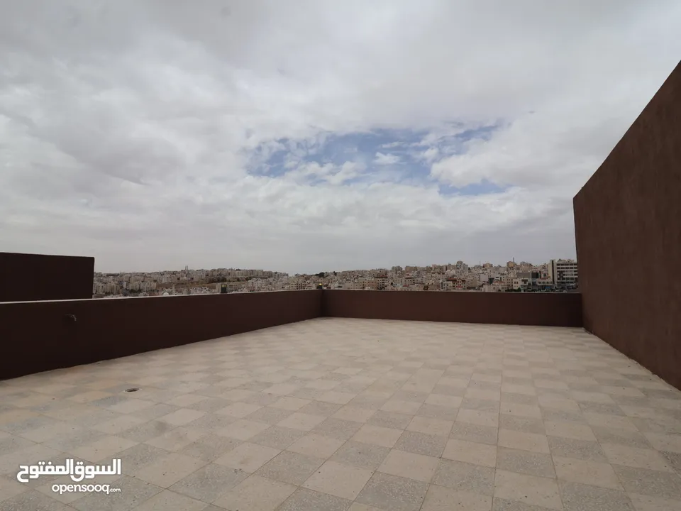 شقة طابق أخير مع روف (205م)داخلي (80م)ترس خارجي في أرقى مناطق ام حجير شفا بدران