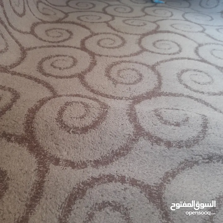 سجادة وموكيت لون بني وبيج بحالة نظيف جدا