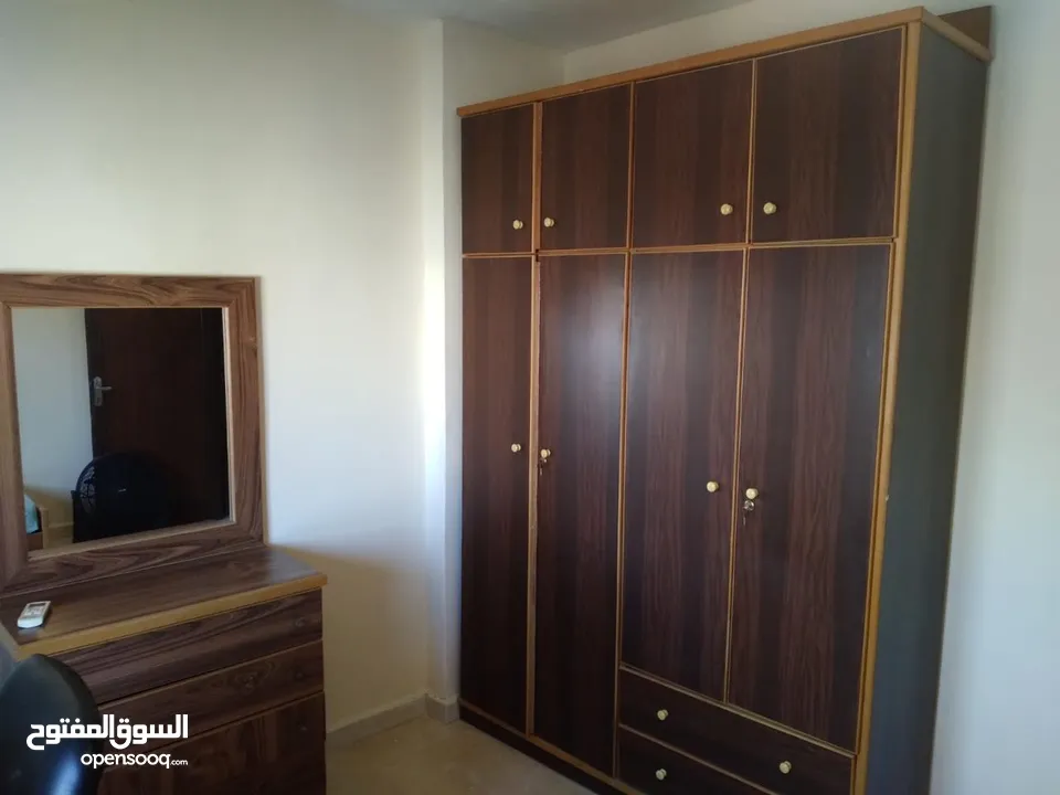 شقة مفروشة للإيجار في إربد – موقع مميز قرب مجمع عمان الجديد مناسبة للطلاب أو الطالبات
