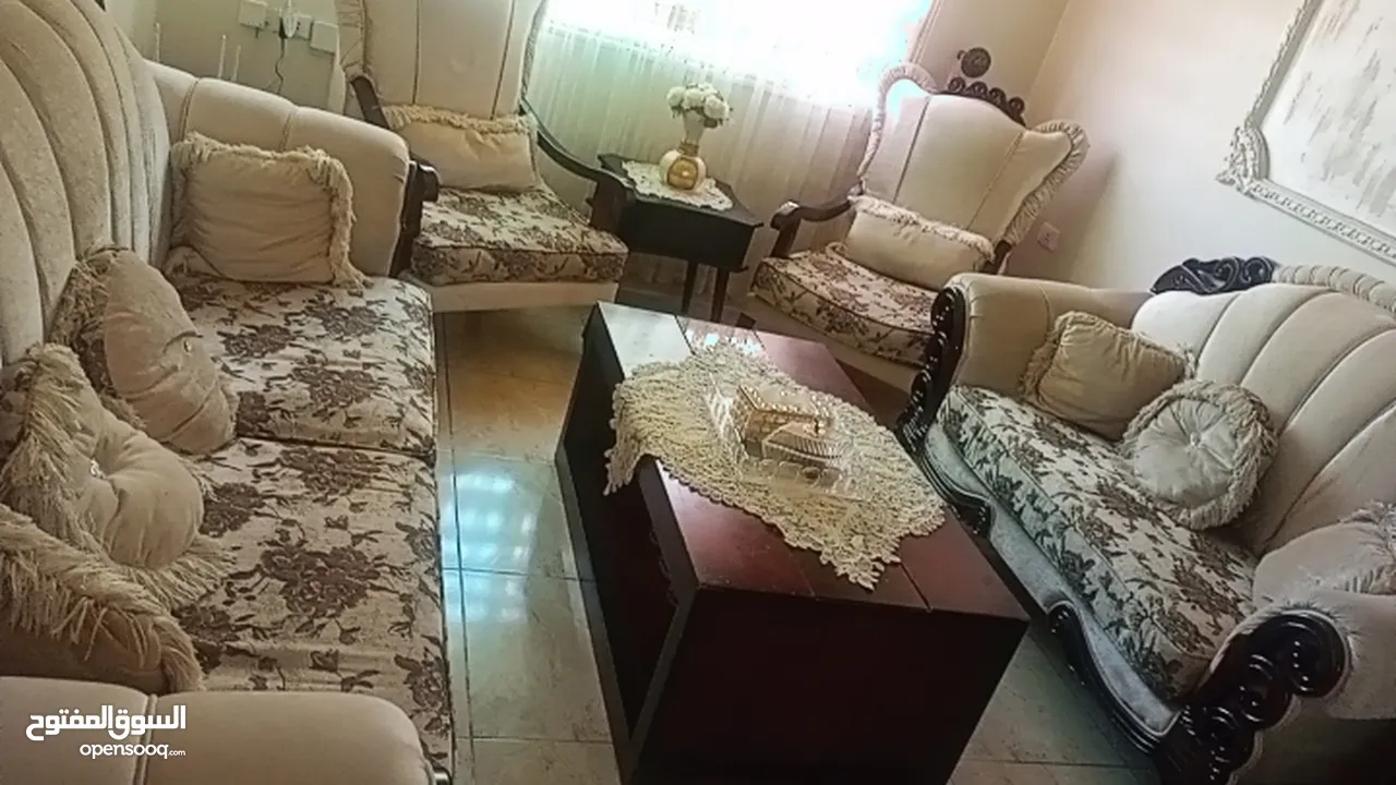 كنب تفصيل لون بيج فاتح  للبيع