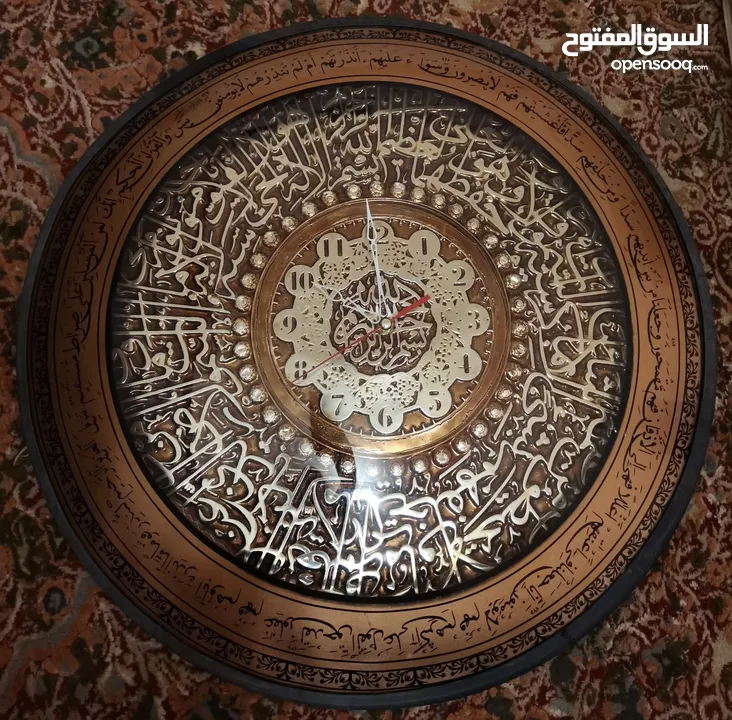 ساعة حائط قديمه نحاسيه، عليها آيات قرآنية، تعمل 100٪