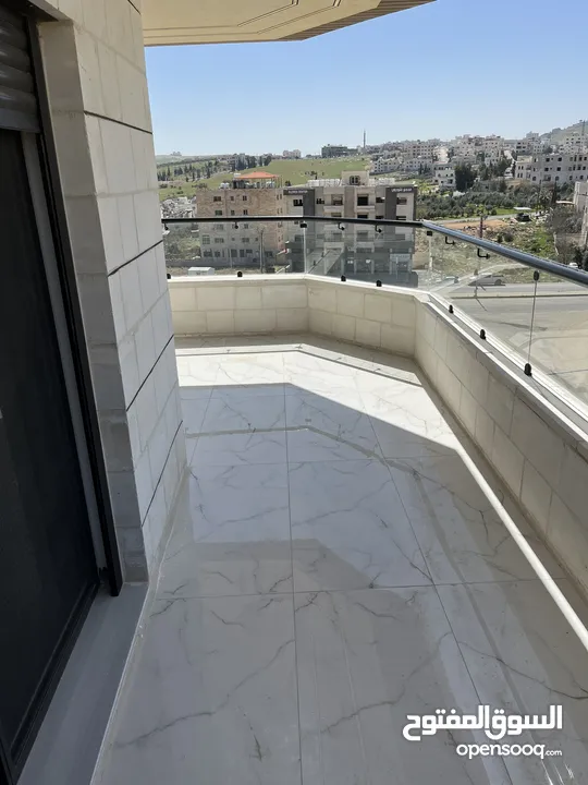 شقة طابق اخير مع روف/ مساحة 205م/ شفا بدران/ ترس واسع و مطل على شارعين/ صرف صحي واصل