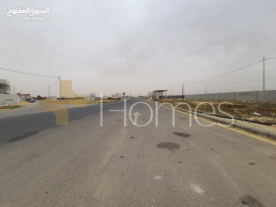 ارض للبيع باطلالة عالية بطريق المطار، بمساحة الارض 5,400م