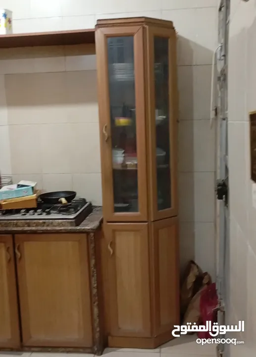 مطبخ للبيع المنيوم وخشب زان اصلي لون مميز وخزائن وأبواب المنيوم وخشب زان اصلي