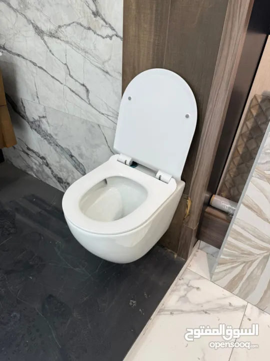 ادوات صحية مشكلة جديدة في معرض للبيع مراحض مغاسل حنفيات مجالي وسرميك مشكل للبيع كميه داخل المعرض