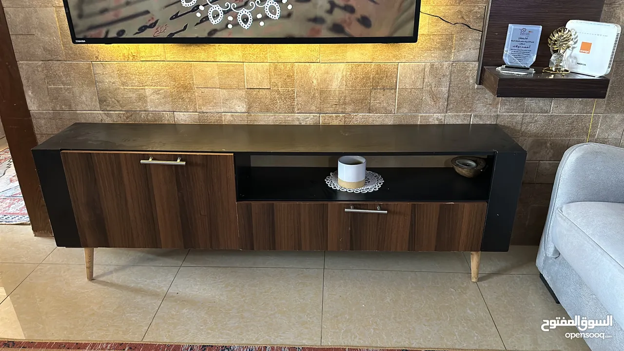 طاوله تلفزيون بحاله الوكاله