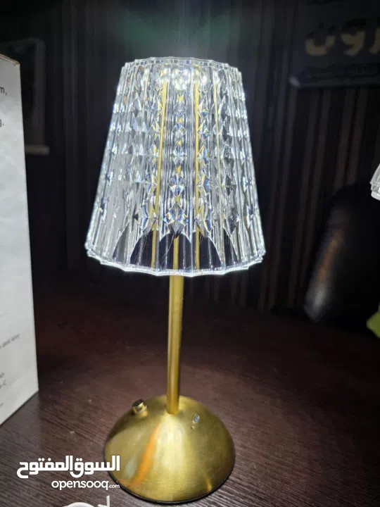 مصابيح الطاولة الكريستالية ثلاث درجات إضاءة مختلفة (دافئة – بيضاء – مختلطة) تناسب جميع الأجواء