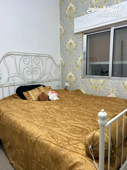 للبيع سرير معدني بللون ابيض مميزمع مرتبه مريحه جداا