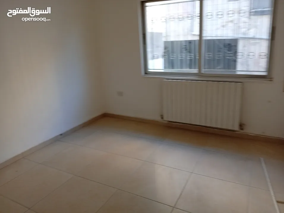 شقه للايجار ارضي في ام اذينه للجادين