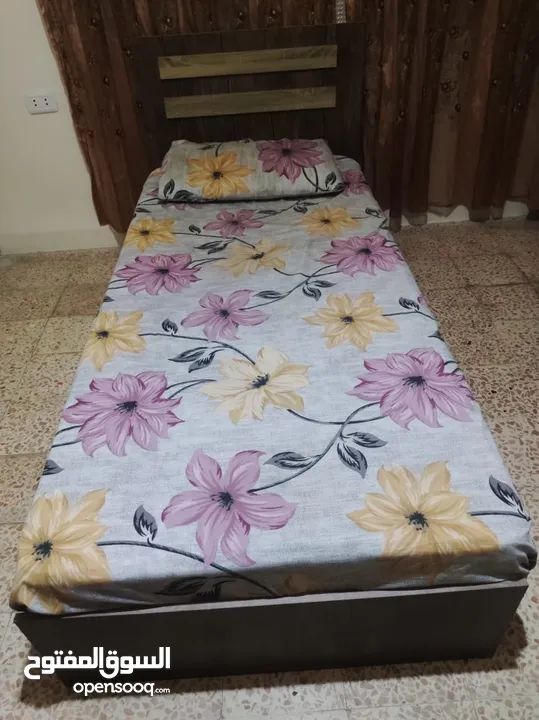 طاولة وسط وتخت مفرد وشاشة استعمال بسيط