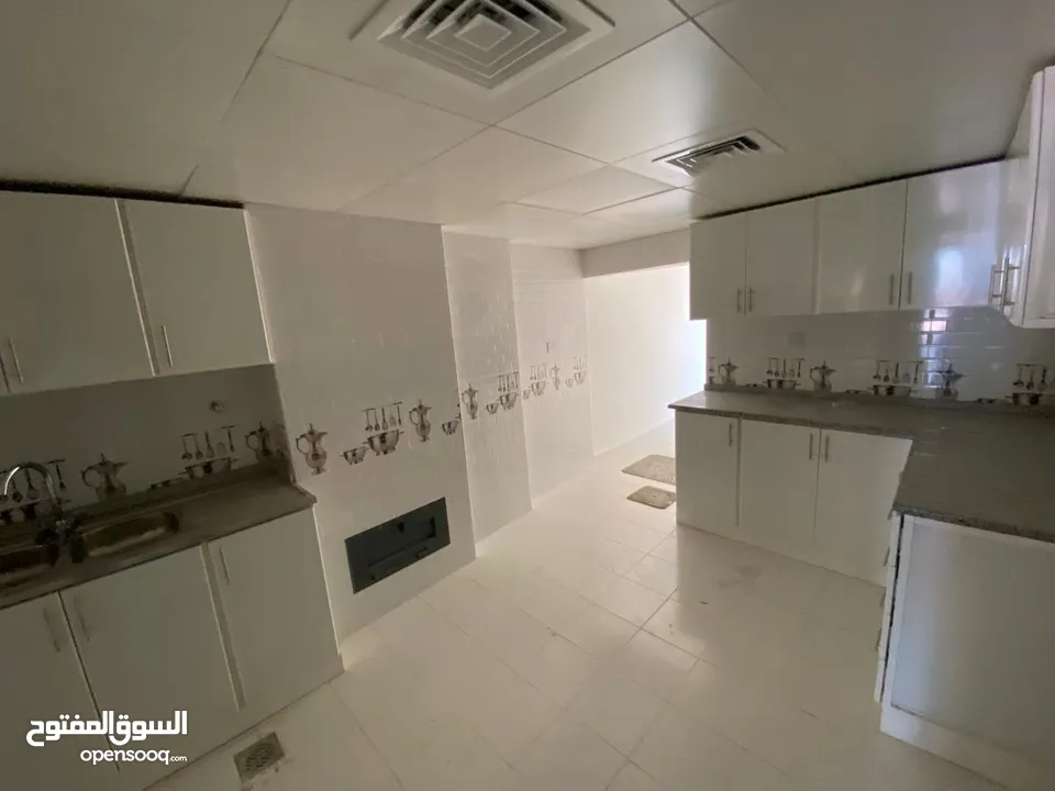 للايجار في ابوظبي فيلا في منطقة البطين  تتكون من 4 غرفة ماستر  مجلس صالة مطبخ غرفة غسيل   مكيف مركزي