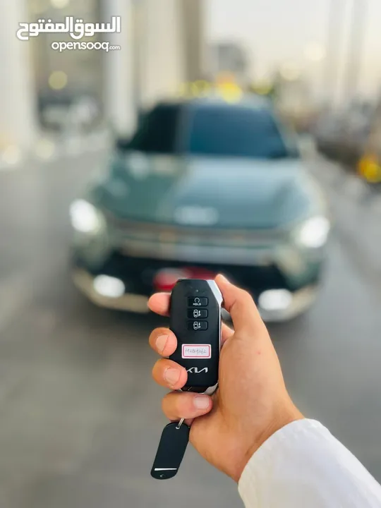 كيا نيرو هايبرد 2023 الاضافات الكاملة باللون المميز
