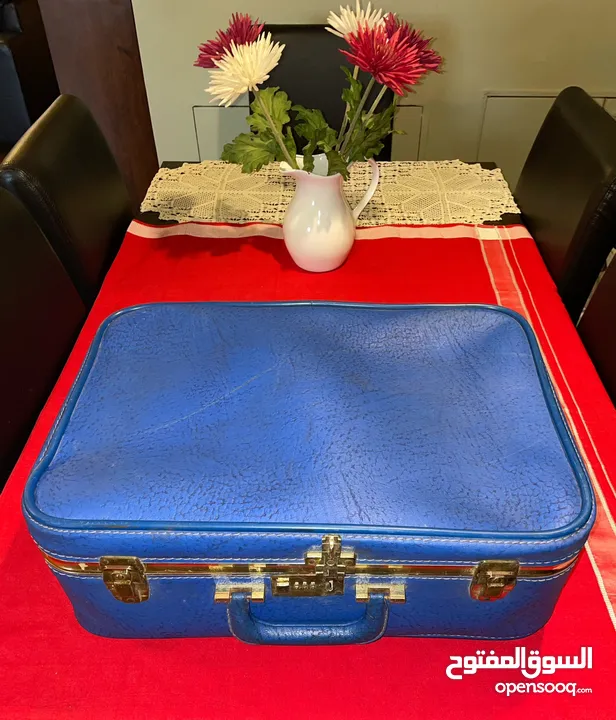 شنط سفر وحقائب قديمة ونادرة.