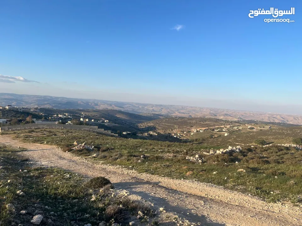 ارض الكمشة - استثمارية عالية و مطلة ( راس جبل)  قريب شارع الاردن 4 دونم إطلالة بانورامية مطلة