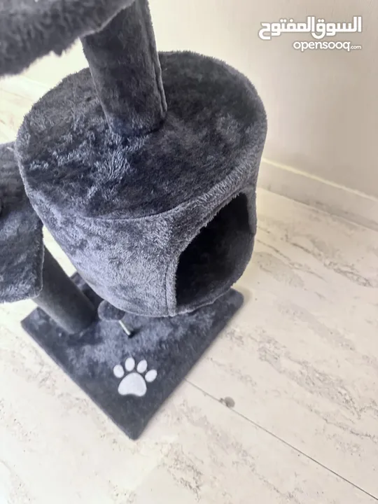 بيت للقطط بلون الكحلي جميل جدا يتكون من اربع اشياء