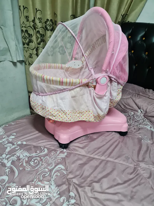 تخت بيبي هزاز  حركات  في موسيقى بركب عليه فلاشه وبنشبك عليه بلوتوث  بحالة الوكاله للبيع