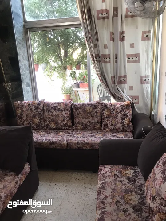 طقم كنب 8 مقاعد بحالة ممتازة