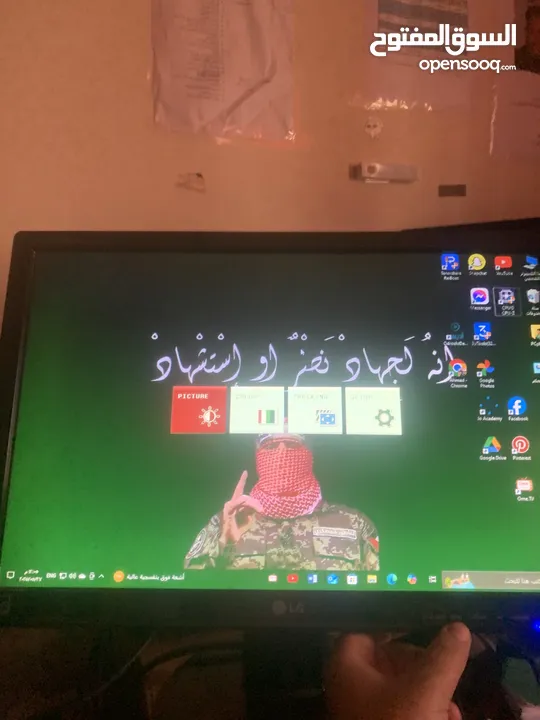 شاشة LG للبيع  بسعر 10 واللون تبع الشاشة ضارب على خضار بس مش مأثر على اي اشي