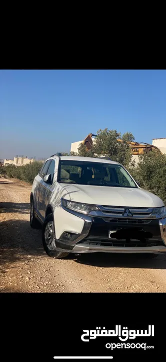 سيارة ميتسوبيشي اوتلاندر للبيع بحالة وكالة لون ابيض لؤلؤي