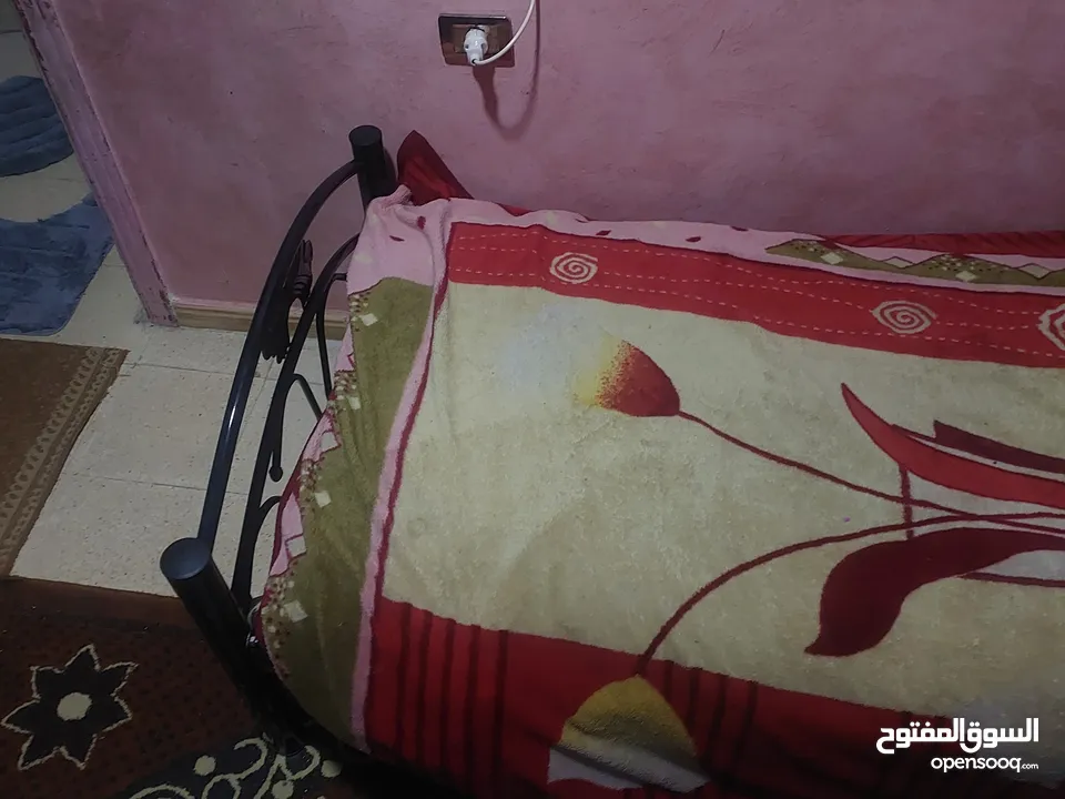 تخت مفرد عدد 3 بحاله الوكاله تم شرائهم خلال اسبوعين والبيع بداعي السفر