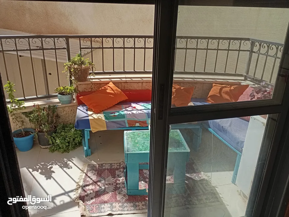 شقه مميزه.وفخمه .تشطيب شخصي ..مسكونه من سنتين ..في منطقة هادئة..عمارة صغيرة..مفتوحه من ثلاث جهات .