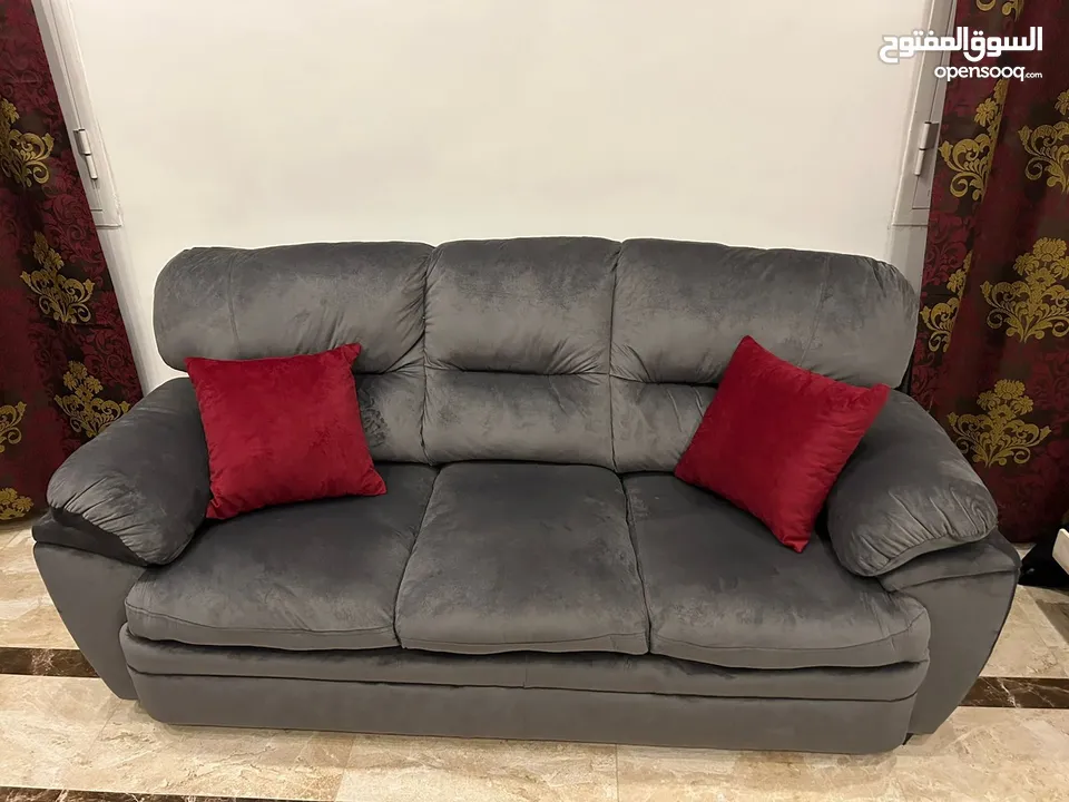 طقم كنب جديد للبيع – لم يُستعمل نهائياً بسعر ممتاز