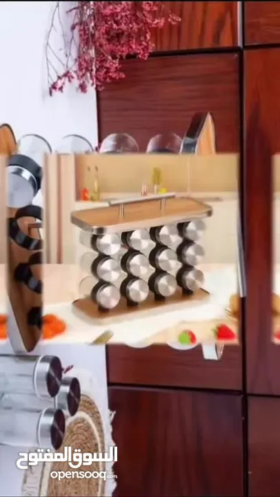 ستاند توابل خشبي بـ 16 برطمان – لمطبخ أنيق ومرتب! الستاند مصنوع من خشب راقٍ مع حواف ومقبض من الستانل