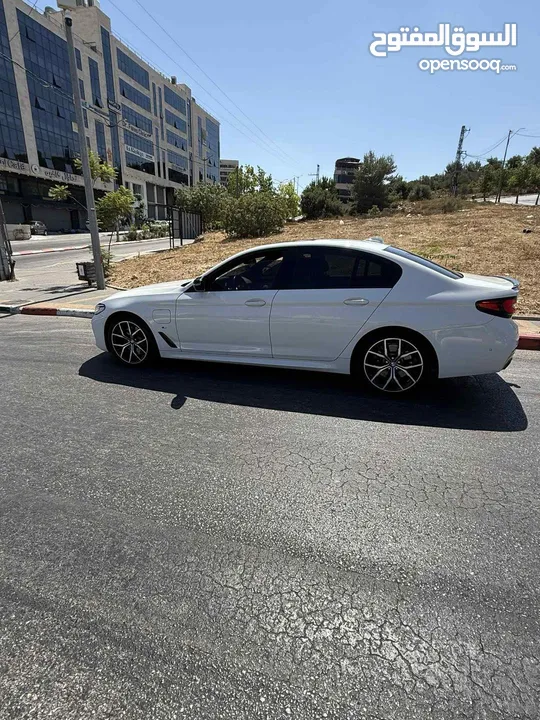 الحبه المميزه بلون الأبيض اللؤلؤي المميز للبيع على(الكاش فقط) Bmw 530e 2022 M