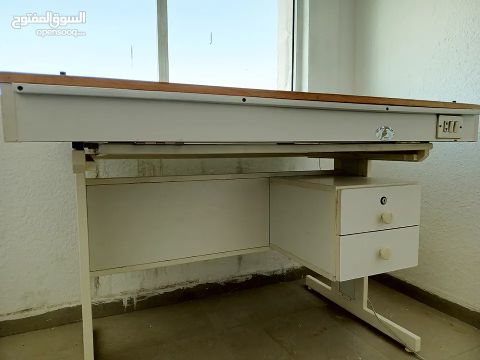 مرسم و طاولة شف (حجم كبير بقياس 130سم x 85 سم) لجميع الاغراض الهندسية.