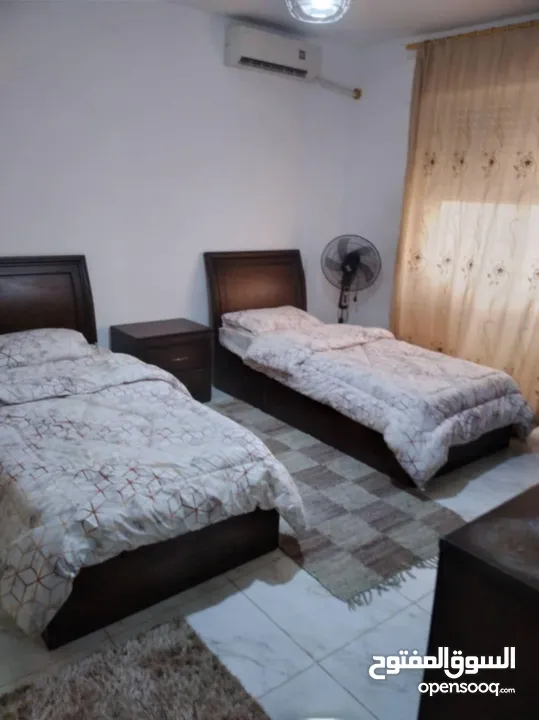 شقه مفروشه ديلوكس كاملة الخدمات للايجار الشهري او السنوي في عمارة سكنيه مخدومة يوجد حارس للعمارة