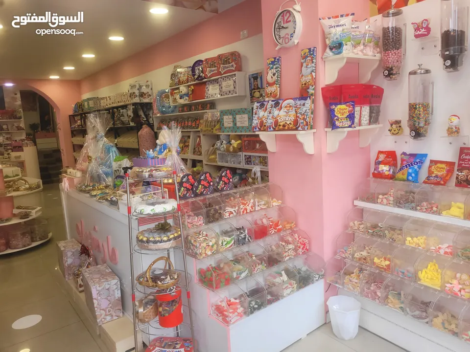 محل شوكولاته وعصائر ومناسبات لبيع كامل بالبضاعه والاجهزة