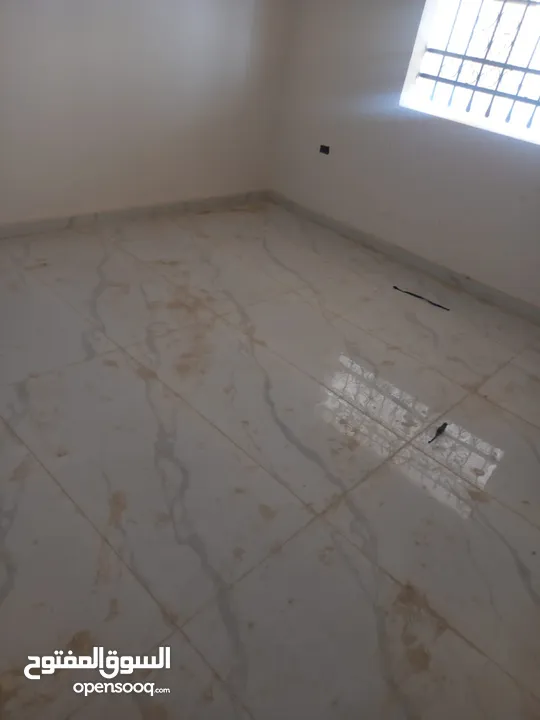 شقة شبه ارضية مع مدخل مستقل و تراس و كراج خاص للبيع