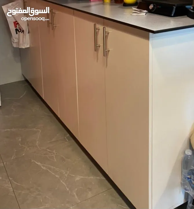 معدات كافتيريا كامله و شبه مستعمله,ثلاجات عرض و طاولات و كراسي و الكثير من المعدات و بريستا