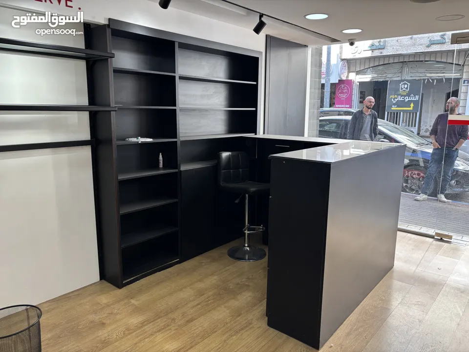 ديكور محل: رفوف ومكتب استقبال