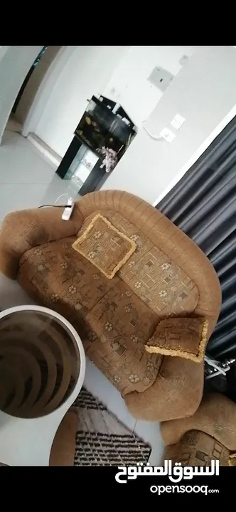 طقم كنب 8 مقاعد بحاله جيده(مغسول) بدي اجدد للبيع بسعر مناسب للجميع