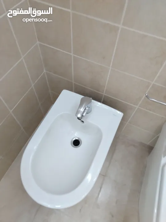 3 اطقم مع شور بوكس شبه جديد حمامات للبيع المستعجل