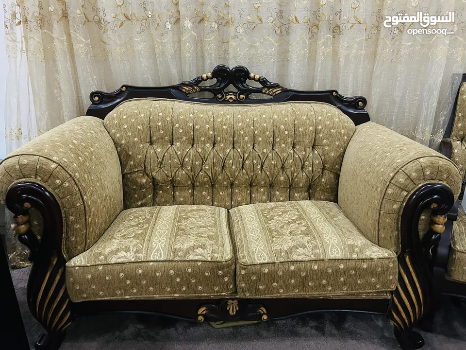 طقم كنب 9 مقاعد خشب زان اصلي بحال الجديد بسعر مغري مع طقم طربيزات واحدة وسطية و2 جانبيات