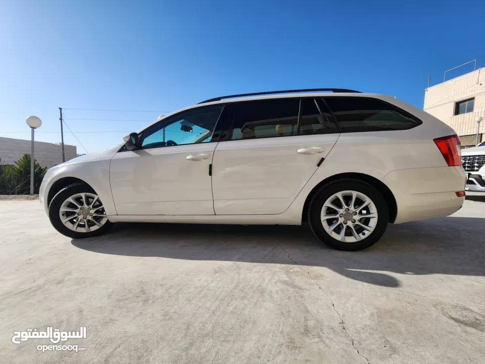 سكودا اوكتافيا  محرك 1600 cc تيربو محرك بوش  السيارة دهان شركة  فش فيها ولا ضربة  إمكانية البدل على