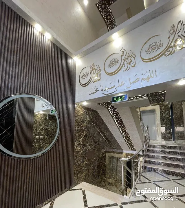 ثالث مع روف بتشطيب مميز واطلاله في ضاحية الرشيد