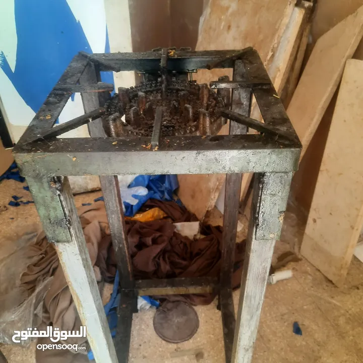 مجلى ستيلس ثقيل صناعي  ثلاجة بحاجه الى مروحة  طاوله ستيلس  غاز عين وحدة كانون كبير طول مترين عرض 40س