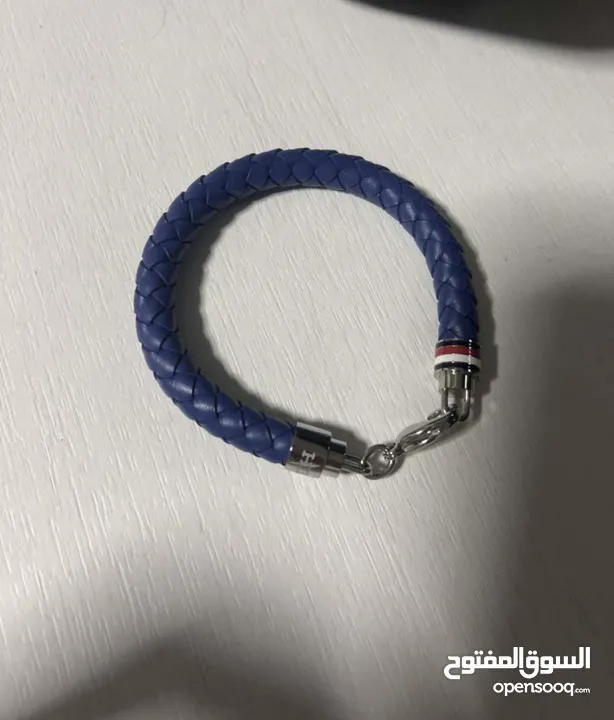 سواره tommy hilfigher  الاصليه . حجم كبير بسعر قوي جدا لجودتها. لون ازرق غامق . سواره causal و جميلة