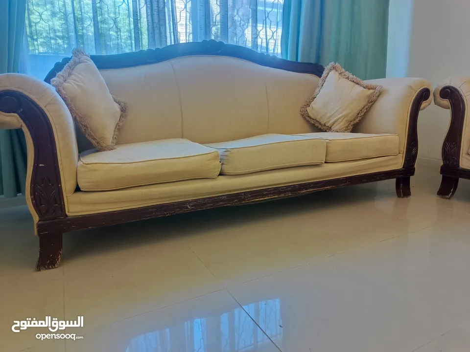 طقم كنب لون بيج مستعمل (مكون من سبع مقاعد)...