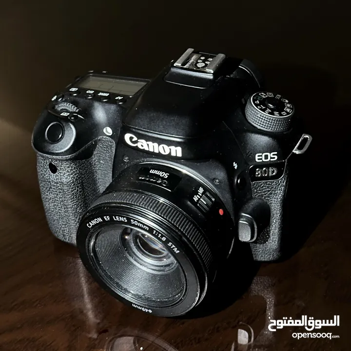 ‎كاميرا كانون 80d مع شاحنها وعدسة 50mm