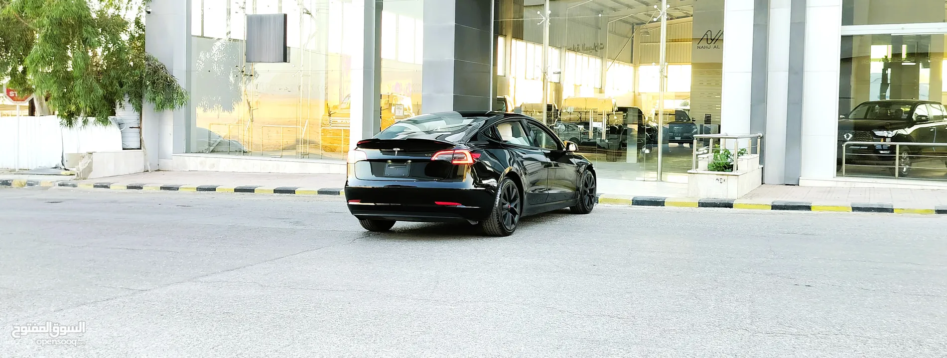 تيسلا 2023 model 3 فحص كامل اوتوسكور لون اسود ملوكي داخلي ابيض بحالة الوكالة للبيع بسعر لقطة ومحرووق