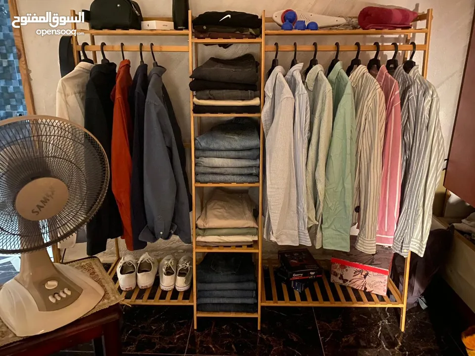 ستاند خشبي كبير لتنظيم الملابس يحتوي على علاقة ملابس ورفوف علوية وسفلية وبالوسط و مع علاقة شنط