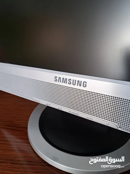 شاشة كمبيوتر SAMSUNG SYNCMASTERT قياس 17 انش .  و شاشة ايسر قياس 17 انش
