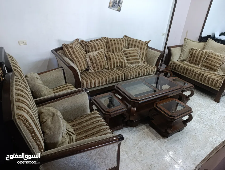 طقم كنب وطاولة وطربيزات