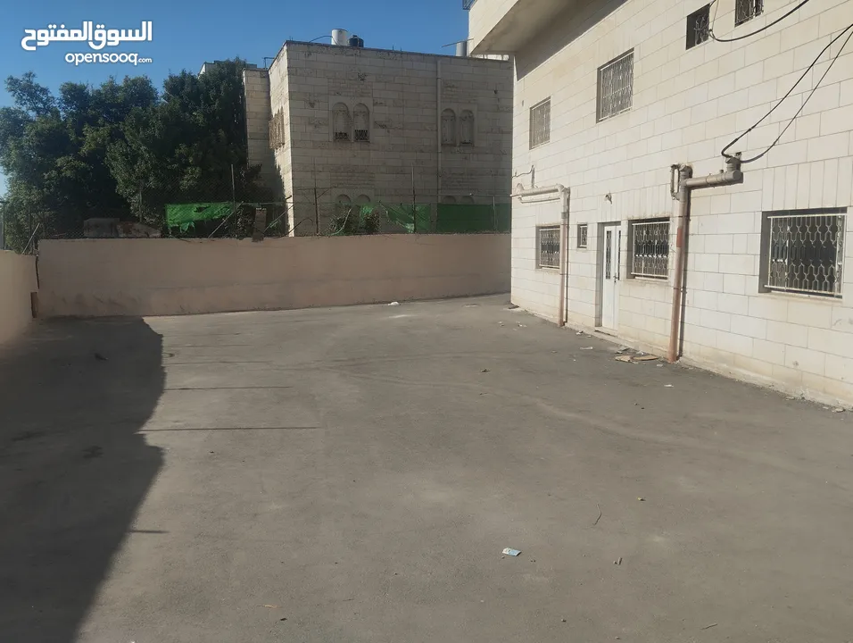 طابق كامل للايجار مع ساحة خارجيه